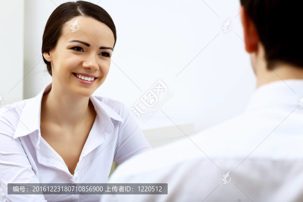 辦公室里的一個(gè)女商人的肖像