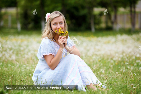 公園里的金發(fā)女郎