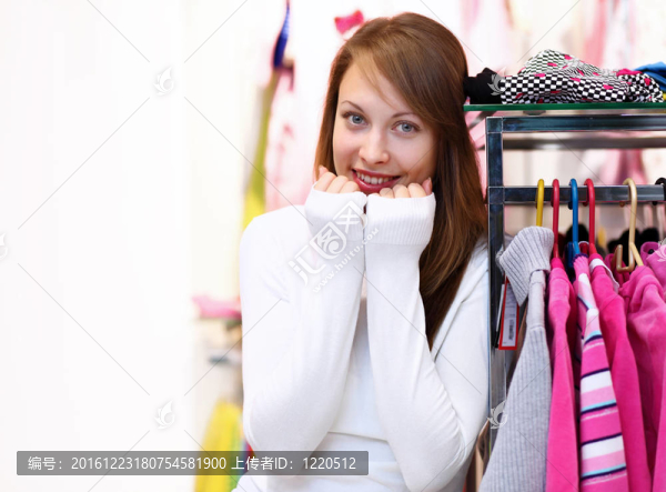 年輕女人在商店里買衣服