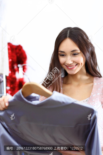 年輕女人在商店里買衣服