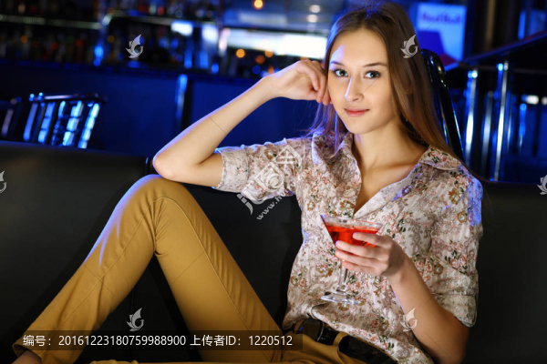 夜總會(huì)里有魅力的女人喝一杯