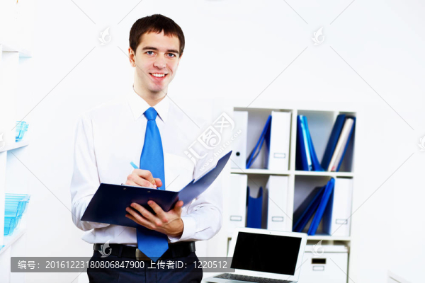 年輕商人在辦公室