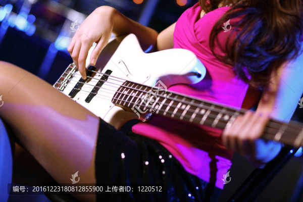 年輕吉他演奏者在夜總會表演