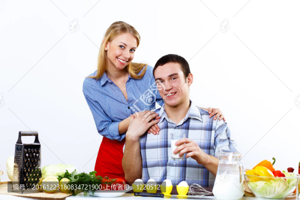 丈夫和妻子一起在家里做飯