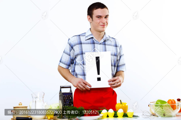 男人在家里做新鮮的飯菜