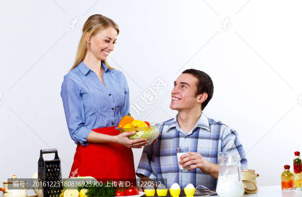 丈夫和妻子一起在家里做飯