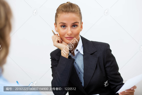 辦公室里的一個女商人的肖像