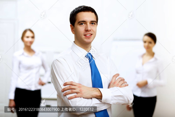 年輕的商人在辦公室工作