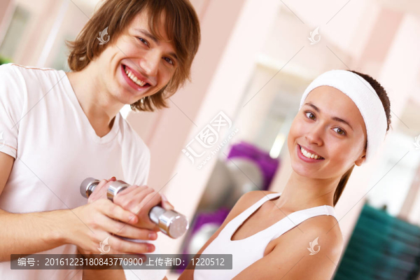年輕女子在健身房做運動