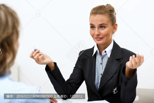辦公室里的一個女商人的肖像