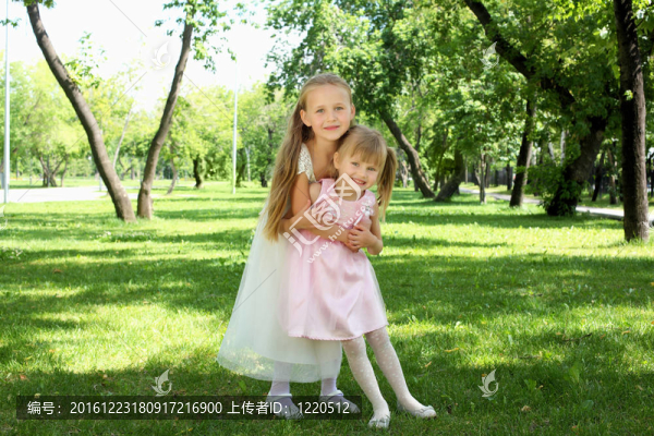 夏日公園里的兩個小姐妹