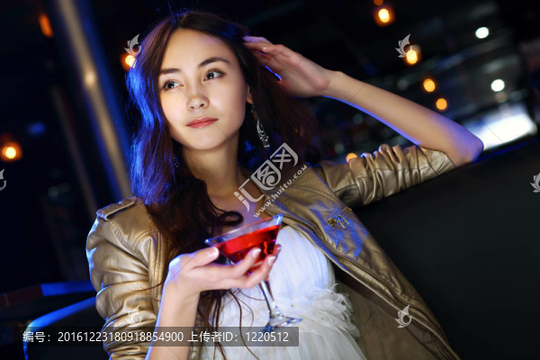 夜總會里有魅力的女人喝一杯