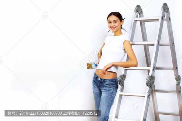 帶畫筆的年輕女子