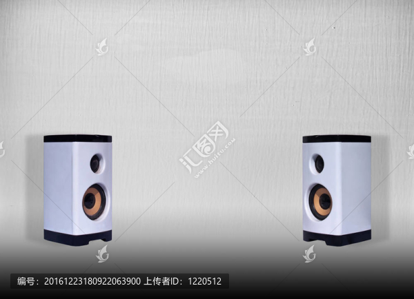 銀色金屬背景上的白色揚聲器對