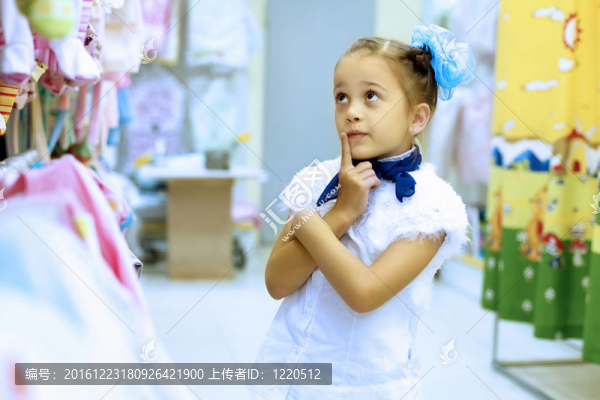 年輕婦女購物