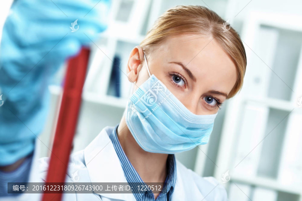 在實驗室工作的年輕科學(xué)家