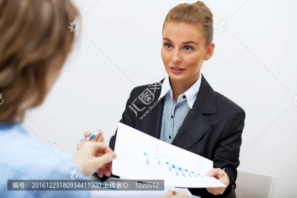 辦公室里的一個女商人的肖像