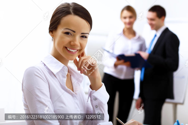 辦公室里的一個女商人的肖像