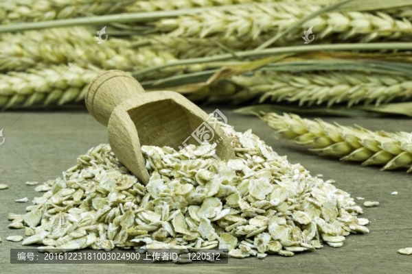 燕麥片和勺子