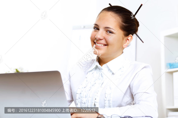 年輕漂亮的女人在上班時(shí)上班