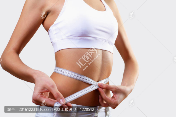 穿運(yùn)動(dòng)服的年輕漂亮女人