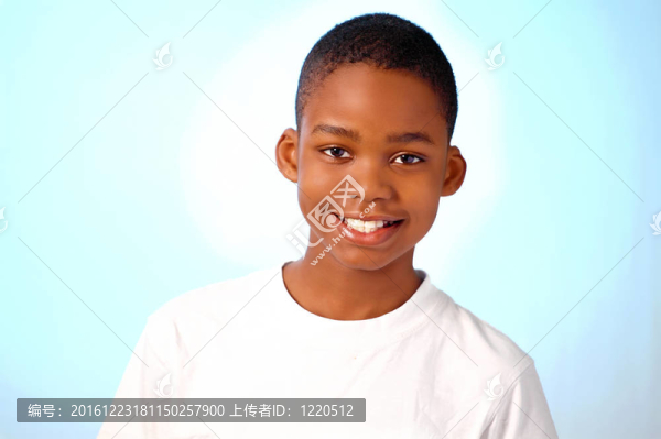 可愛(ài)的微笑的男孩