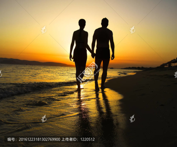 浪漫的海灘散步