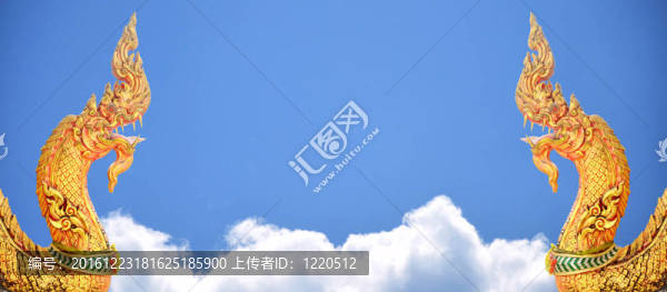 藍(lán)色天空的龍雕像。
