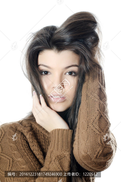 穿著棕色毛衣的漂亮女孩