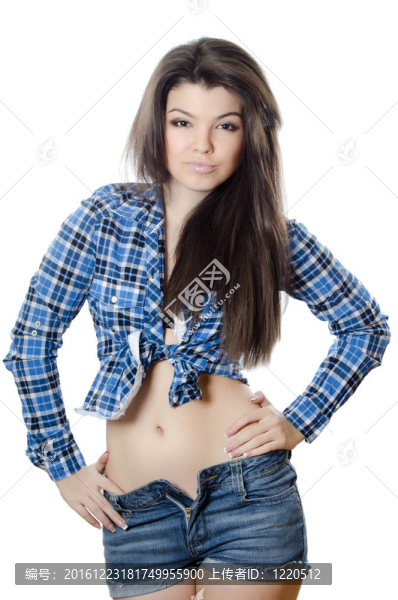 穿牛仔褲短褲的漂亮女孩
