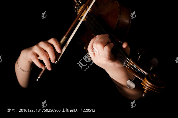 女手在黑色上拉小提琴