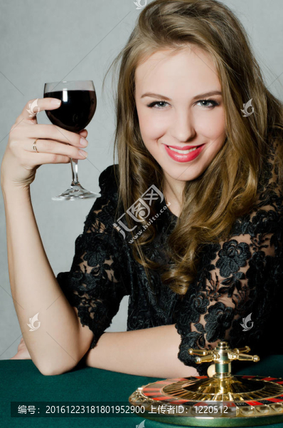美麗的女孩與酒杯