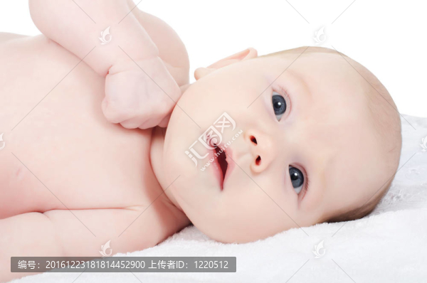 床上孩子的畫像