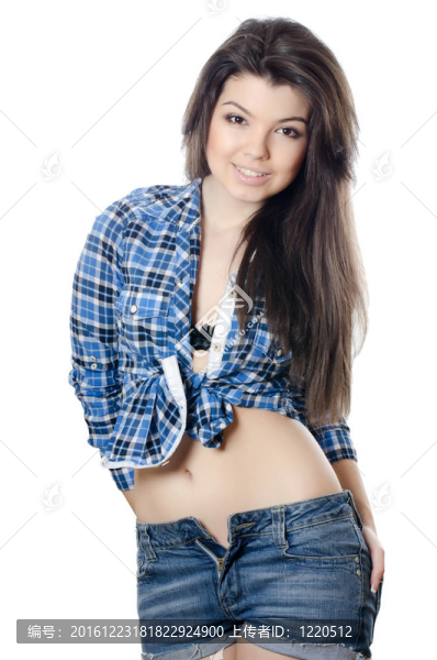 穿牛仔褲短褲的漂亮女孩