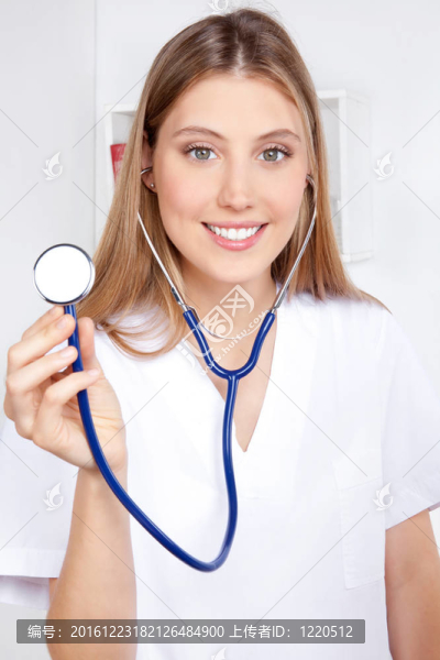 女醫(yī)生用聽診器