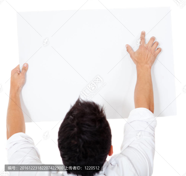 男子指著旗幟