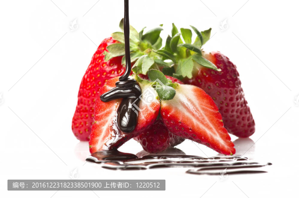 Strawberry和巧克力在白色