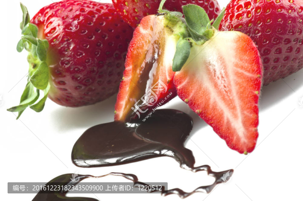 Strawberry和巧克力在白色