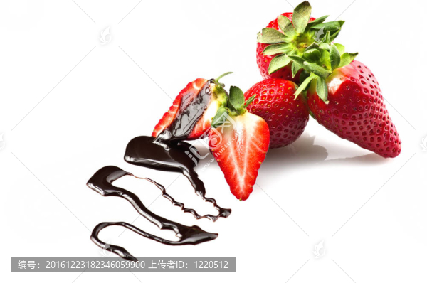 Strawberry和巧克力在白色