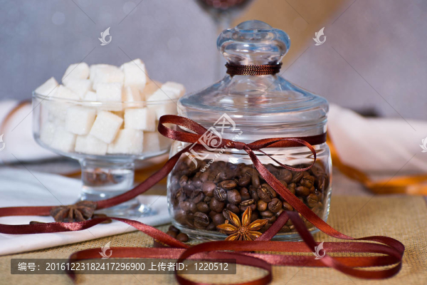 裝飾有絲帶的咖啡豆的玻璃罐