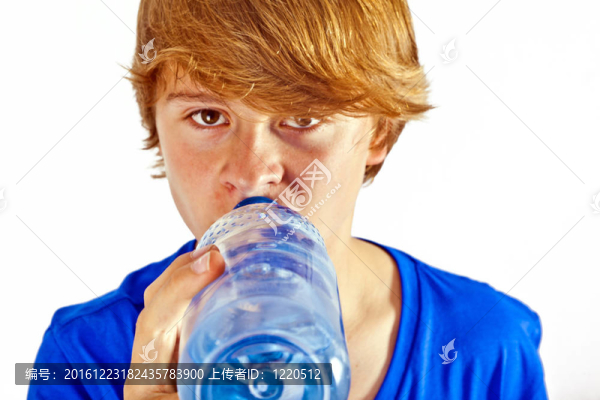 口渴的男孩正在喝水