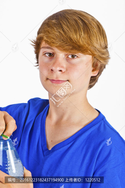 口渴的男孩正在喝水