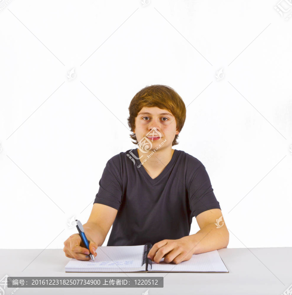 可愛的小學生為學校做作業(yè)