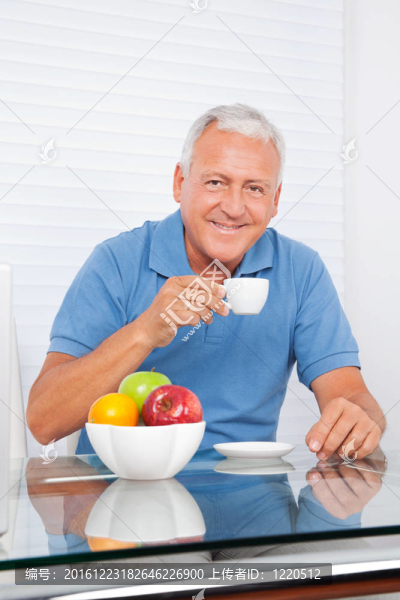 高級男子喝杯茶