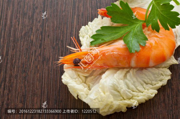用歐芹沙拉特寫蝦。