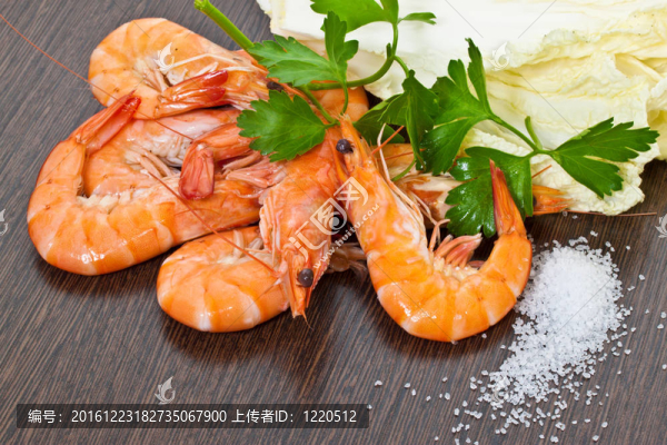 用歐芹沙拉特寫大蝦。