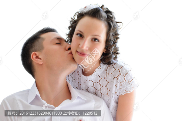 女人與男人近吻她