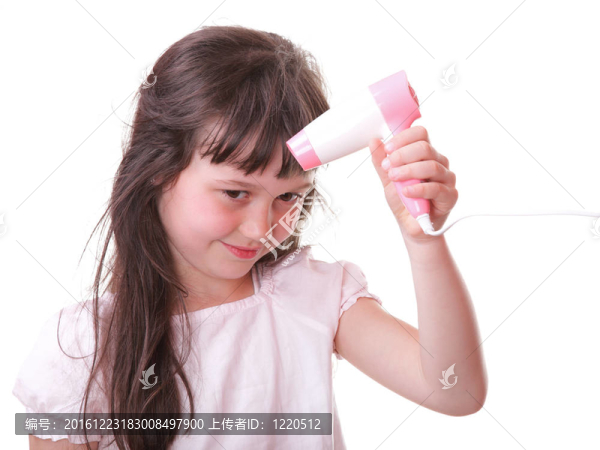 孩女吹干頭發(fā)
