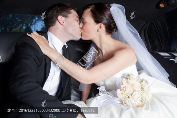 新婚夫婦接吻的豪華轎車