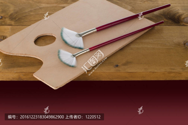 藝術(shù)畫筆和調(diào)色板
